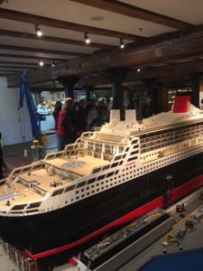 Queen Mary 2 aus Legosteinen gebaut