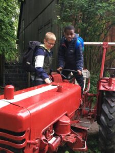 Zwei Jungs spielen auf rotem Traktor