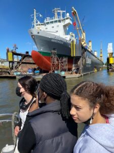 Drei Schülerinnen vor dem Blohm & Voss Dock