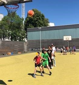 Sportfest - Basketball, Kinder auf dem Platz