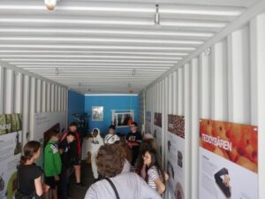 Schüler im Container des Hafenmuseums