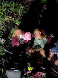 Gut Basthorst - Mädchen nachts im Wald mit Kuscheltier