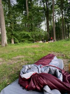 Gut Basthorst - verlassener Schlafsack im Wald auf Wiese