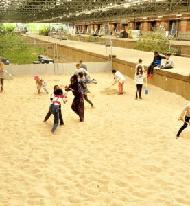 Spielende Kinder in der Sandkiste im Gleisbett