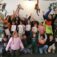 Kinder stehen mit Danke-Schild in einer Gruppe vor Zootapete