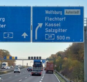 Autostadt Wolfsburg Hinfahrt Autobahnschild zeigt Richtung Autostadt