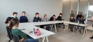 Klasse sitzt im Konferenzraum bei Montblanc