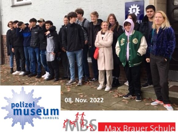 Gruppenbild der Max Brauer Schule vor dem Polizeimuseum Hamburg
