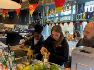 Mädchen mixen Cocktails in der Bar des Radisson Blu Hotels
