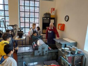 Arbeit an der Druckmaschine im Museum der Arbeit