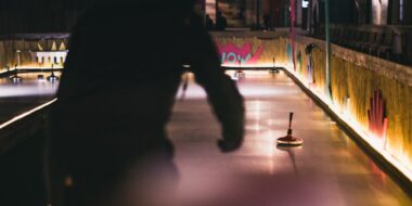 Eisstockschießen auf Kunstbahn im Dunkeln