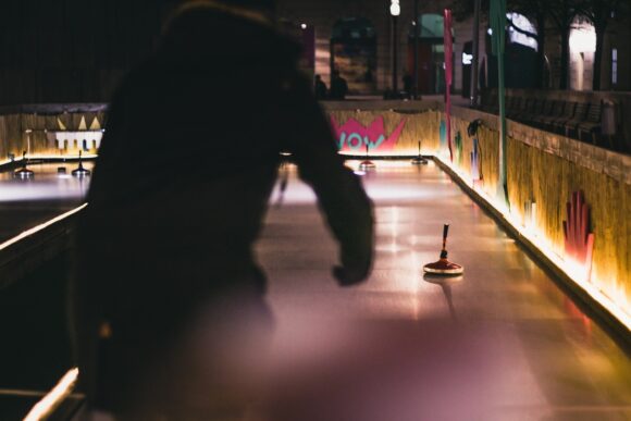 Eisstockschießen auf Kunstbahn im Dunkeln