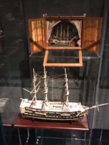 Knochenschiff im Internationalen Maritimen Museum