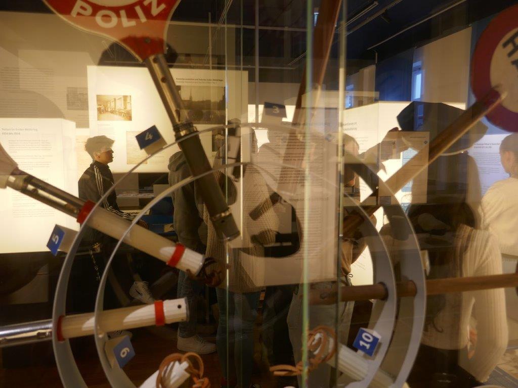 Alte und neue Polizeikellen im Polizeimuseum Hamburg