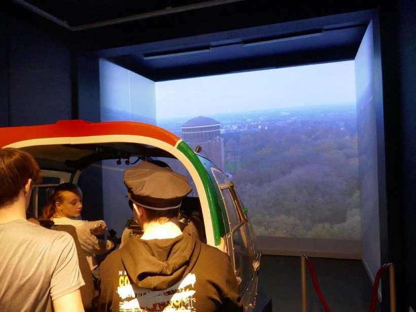 Kinder sitzen im Helikopter und machen virtuellen Rundflug im Polizeimuseum