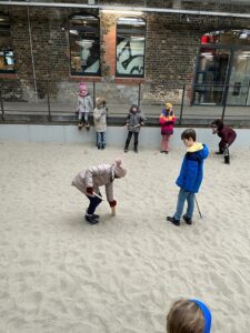 Kinder spielen in der Sandkiste in der Alten Gleishalle
