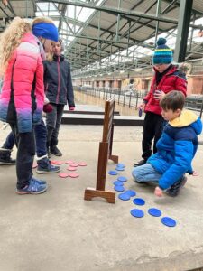 Kinder spielen 4gewinnt in der Alten Gleishalle