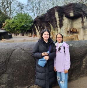 Zwei Mädchen vor dem Affengehege im Tierpark Hagenbeck