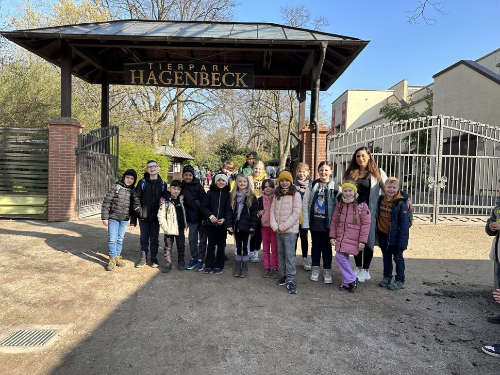 Gruppenbild der Brüder-Grimm-Schule vor dem Tierpark Hagenbeck