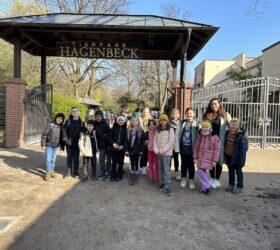 Gruppenbild der Brüder-Grimm-Schule vor dem Tierpark Hagenbeck