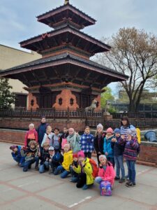 Gruppenbild der Grundschule Ochsenwerder vor dem chinesischen Turm