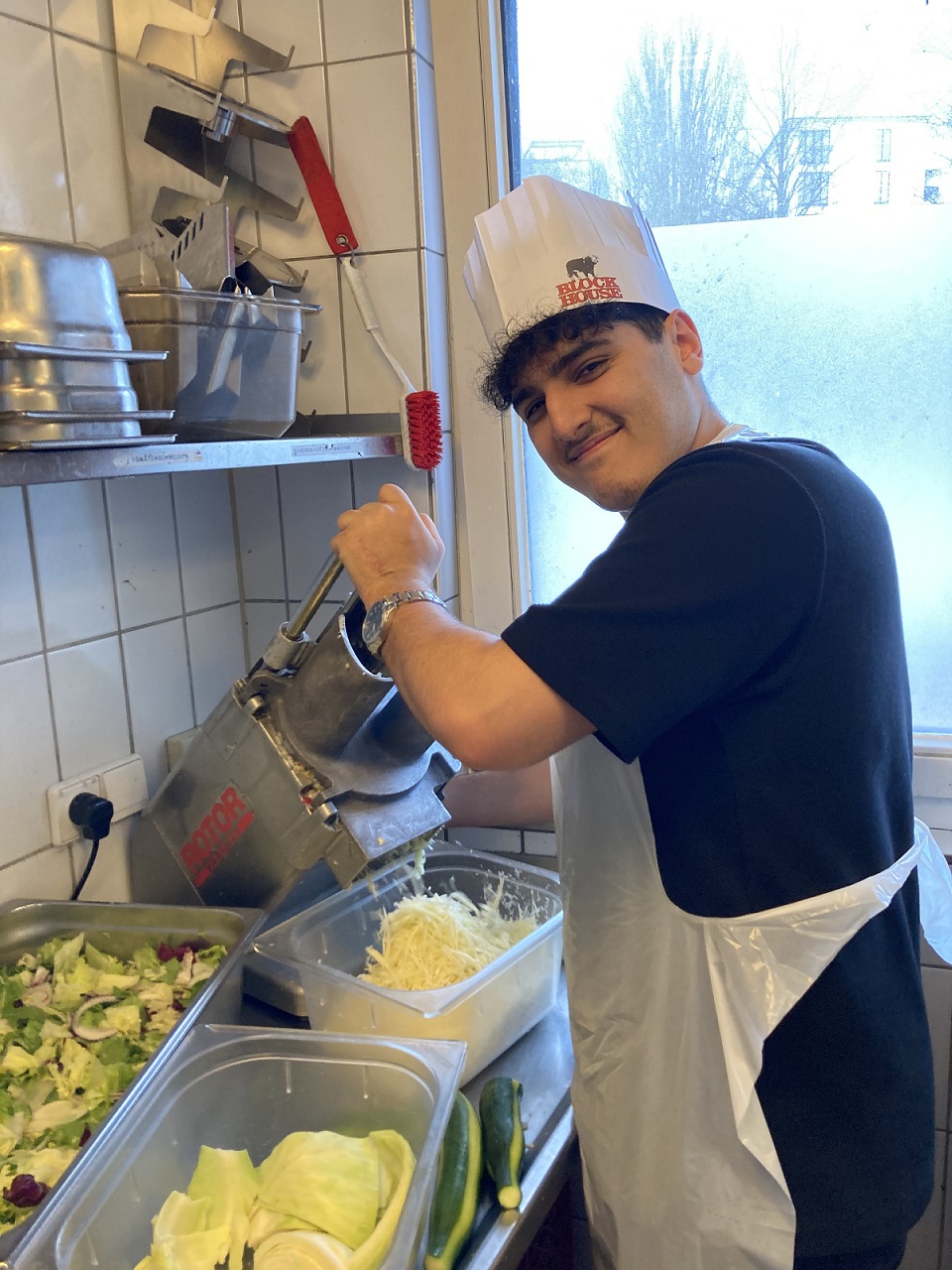 Schüler macht den bekannten Coleslaw Salat im Block House