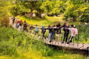 Gruppenbild auf Hängebrücke im Tierpark