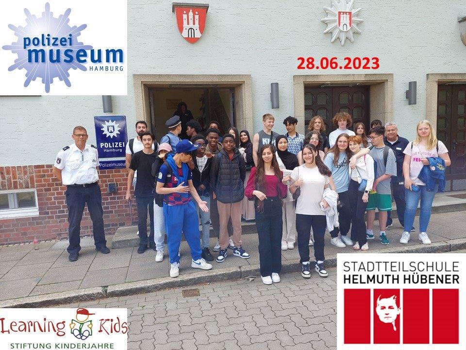 Gruppenbild der STS Helmuth-Hübener vor dem Polizeimuseum Hamburg