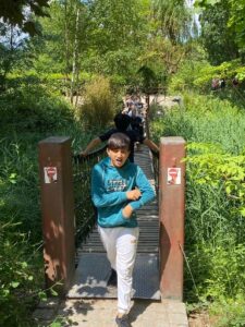Junge auf Wackelbrücke im Tierpark Hagenbeck