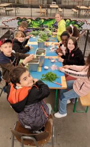 Kinder schnippeln Gemüse in der Alten Gleishalle