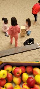 Kinder spielen Jenga im Sand in der Alten Gleishalle