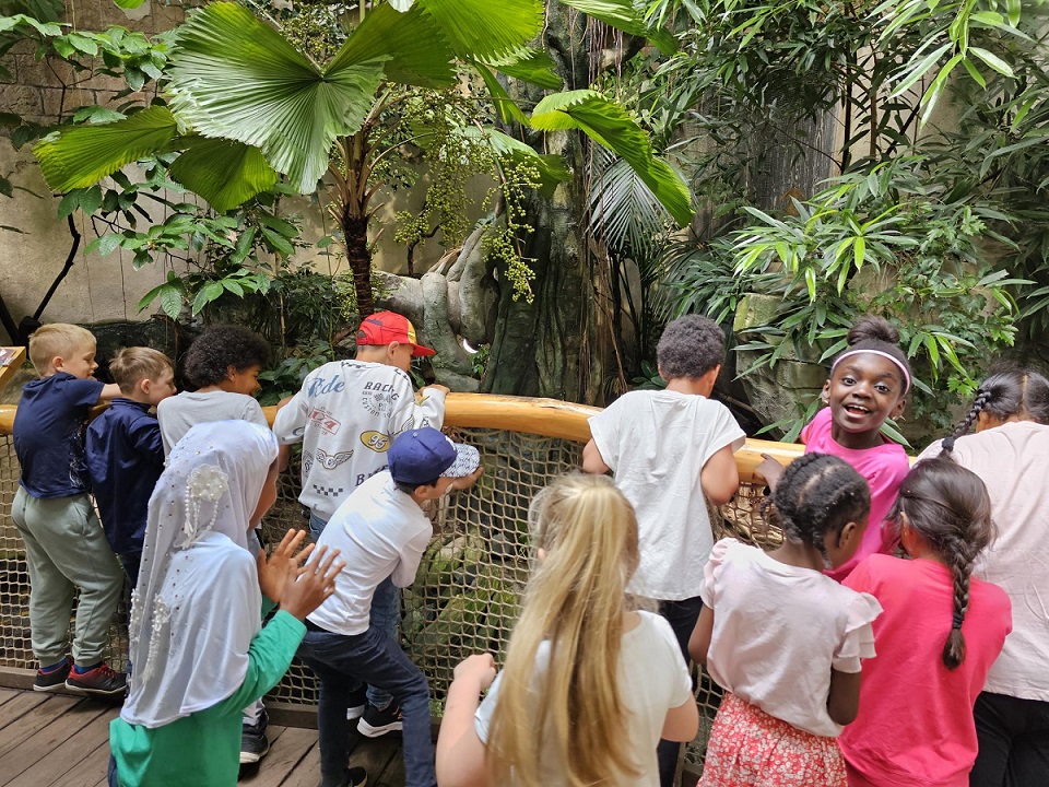 Kinder fröhlich im Tropen-Aquarium