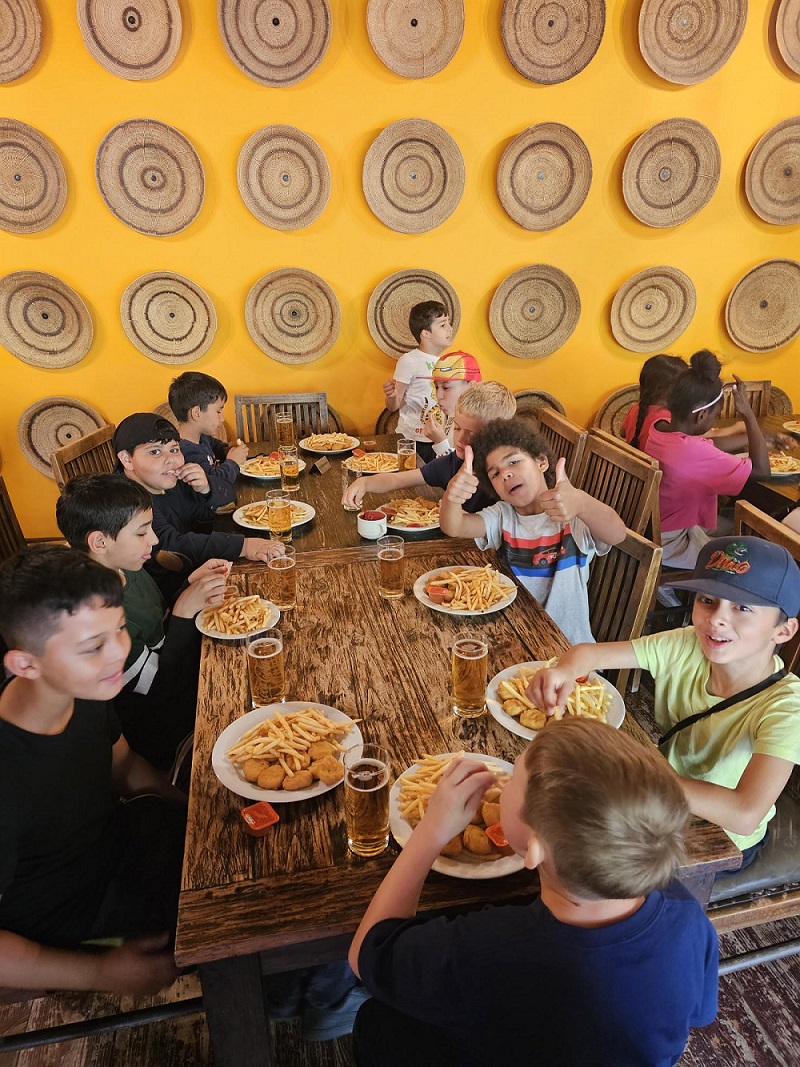Kinder essen in der Makalali Lodge Pommes und Chicken Nuggets