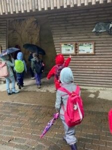 Kinder gehen bei Regen in den Wildpark Schwarze Berge