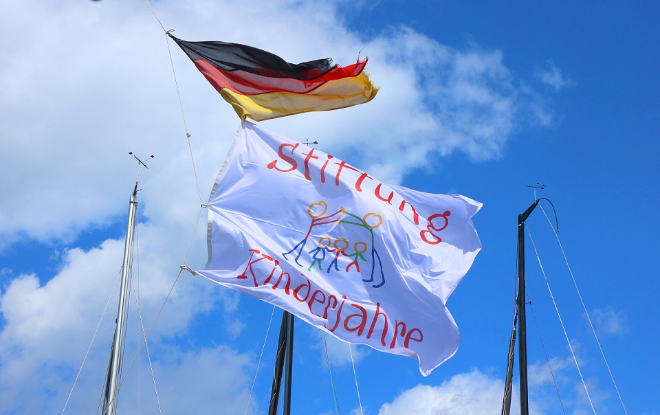Flagge der Stiftung weht im Wind an der Alster