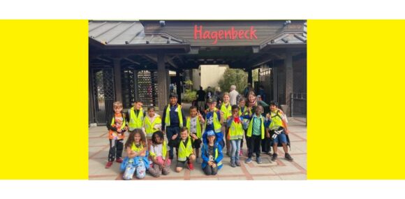 Gruppenbild vor dem Eingang vom Tierpark Hagenbeck
