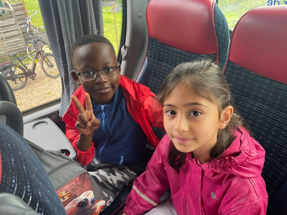 Junge und Mädchen der GS Appelhoff sitzen im Bus