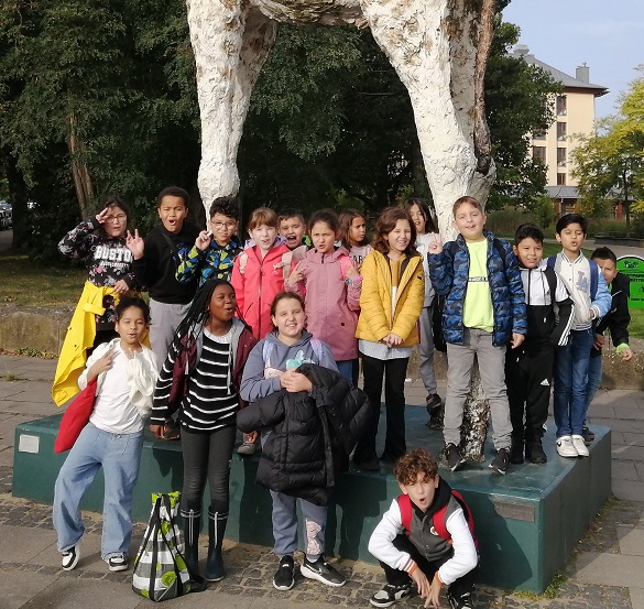 Gruppenbild der SuS der Gebrüder Grimm Schule vor dem Eingang des Tierpark Hagenbeck