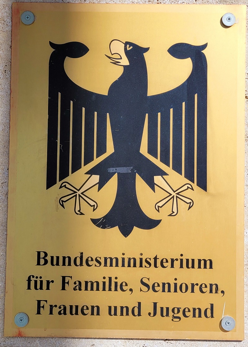 Schild am Eingang des Ministeriums für Familie, Senioren, Frauen und Jugend