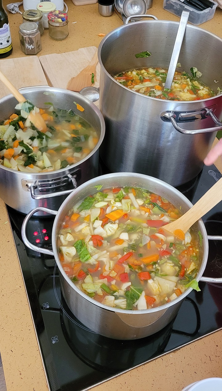 Selbstgekochte Suppe in der Kinder Forscher Werkstatt auf dem Gut Karlshöhe
