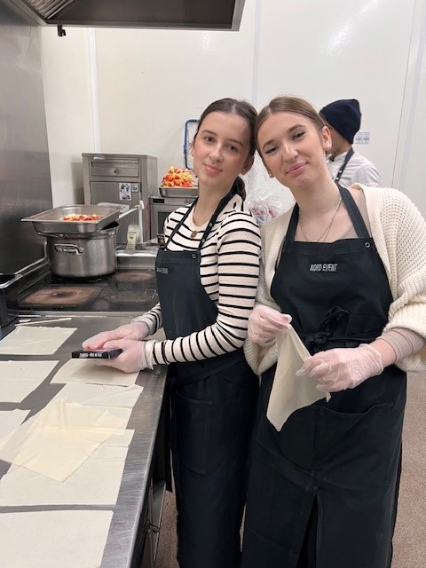Schülerinnen machen Pizzateig selbst