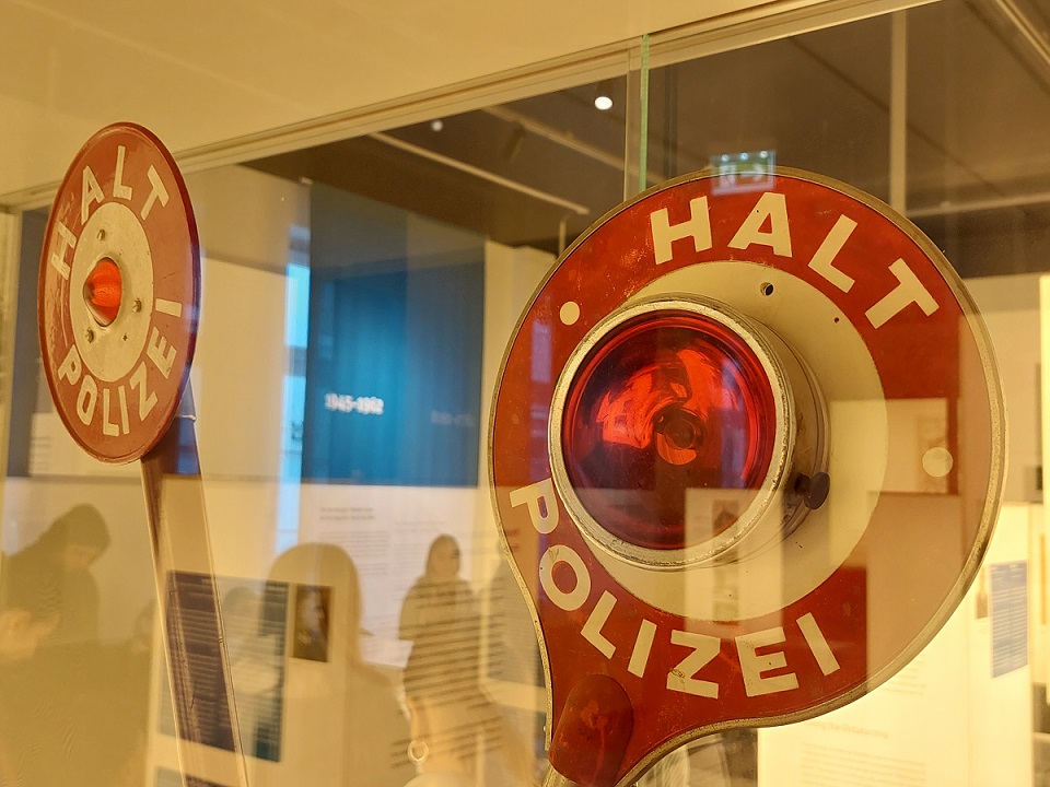 Halt-Kelle der Polizei im Polizeimuseum