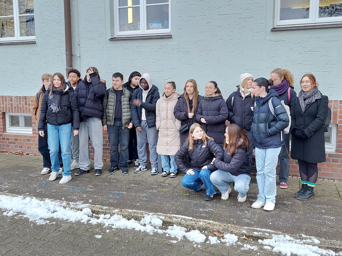Gruppenbild der Nelson Mandela Schule vor dem Polizeimuseum Hamburg