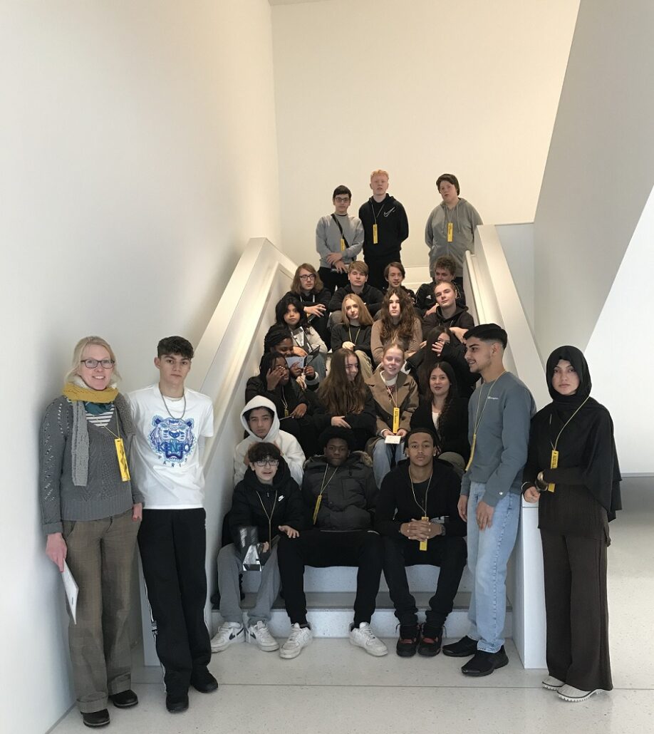 Gruppenbild auf der Treppe der Emil Krause Schule im Montblanc haus Hamburg
