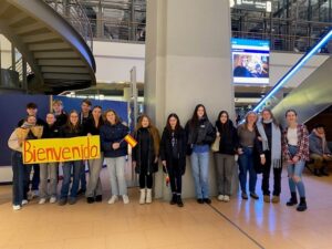 Schüler*innen erwarten die Spanier am Flughafen Hamburg