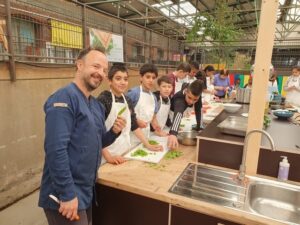 Schnippeldisco Schule Laemmersieth Thomas mit Kindern