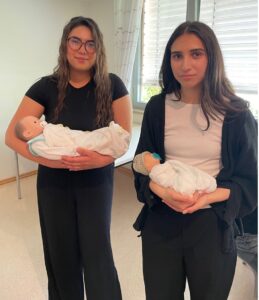 Wilhelmstift mit Max Brauer Schule Maedchen mit Modellbabys 1.png