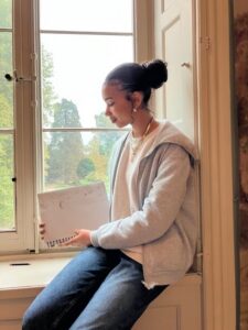 STS Poppenbuettel im Jenischhaus Storytelling mit Schuelerin am Fenster STS Poppenbuettel im Jenischhaus Storytelling mit Schuelerin am Fenster