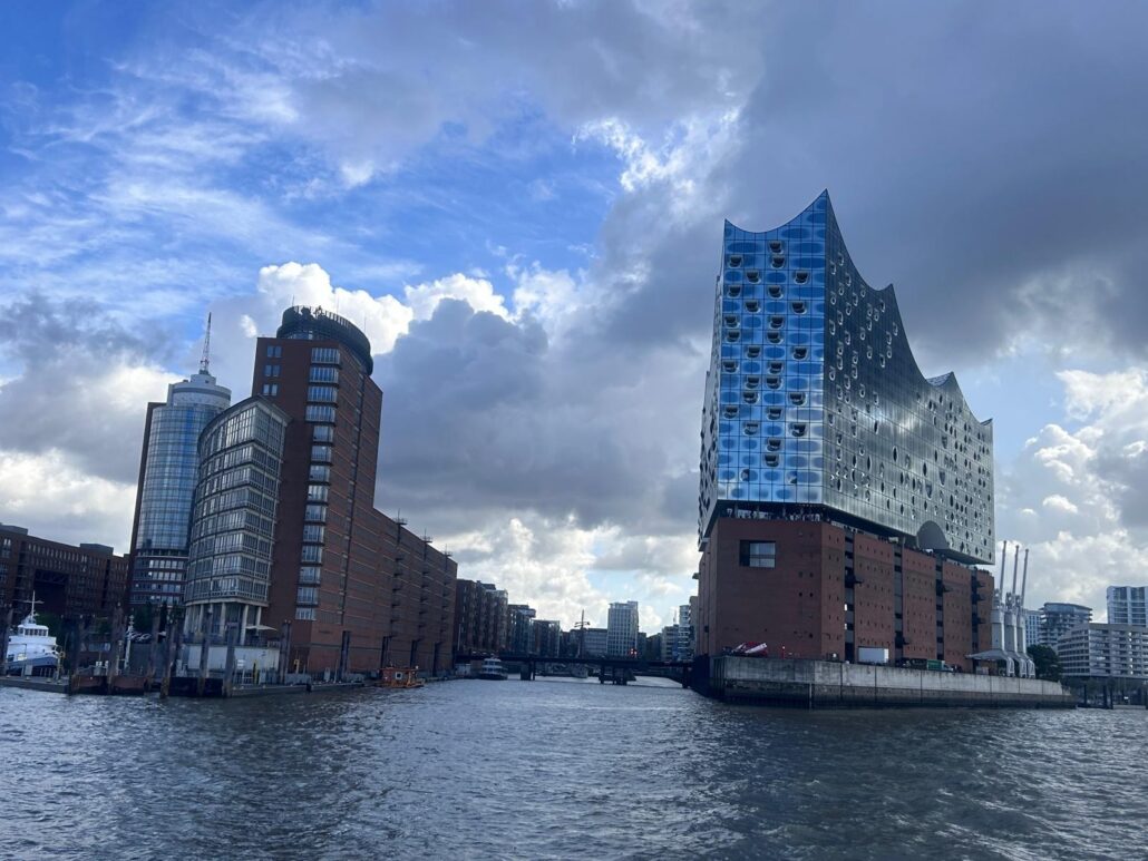 Barkassenfahrt mit Rebbz Eimsbuettel mit Elbphilharmonie Barkassenfahrt mit Rebbz Eimsbuettel mit Elbphilharmonie