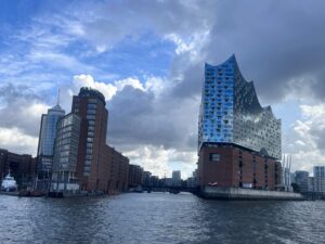 Barkassenfahrt mit Rebbz Eimsbuettel mit Elbphilharmonie
